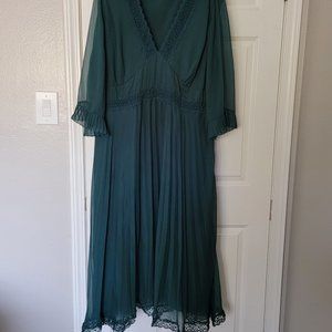 Flowy Midi dress with lace sleeves